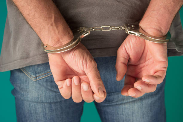 Hombre fingía la muerte de sus deudores para evadir pagos