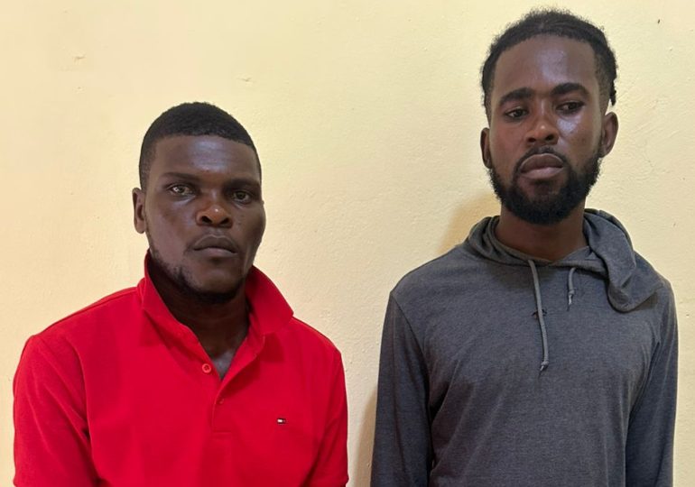 Detienen a dos haitianos con RD$428,000 sin declarar en Pedernales