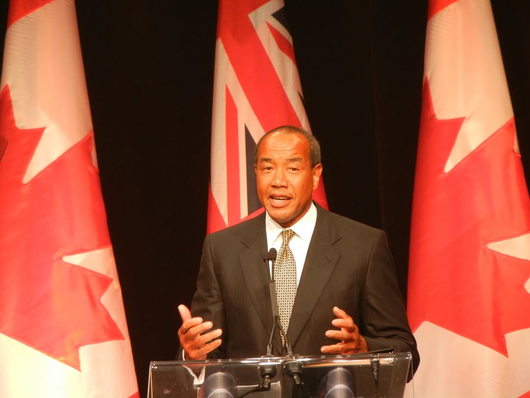 Fiscalía activa alerta de Interpol contra Michael Lee-Chin en caso de fraude y lavado de activos