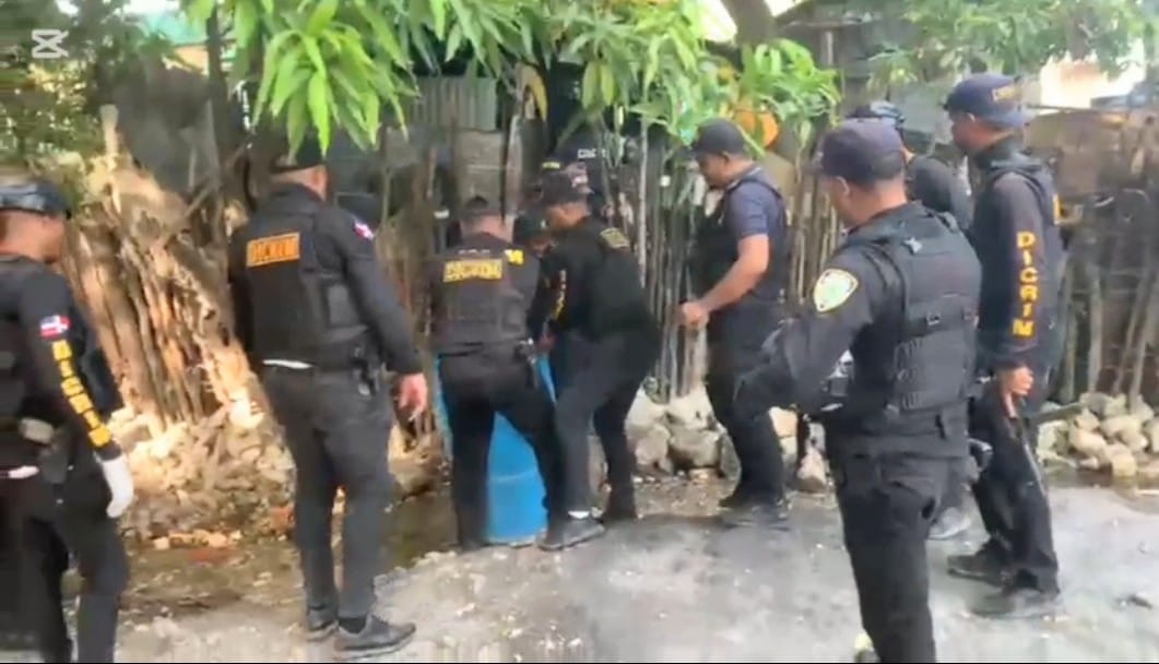 Policía desmantela dos fábricas clandestinas de Clerén en Cabral, Barahona: 110 galones incautados