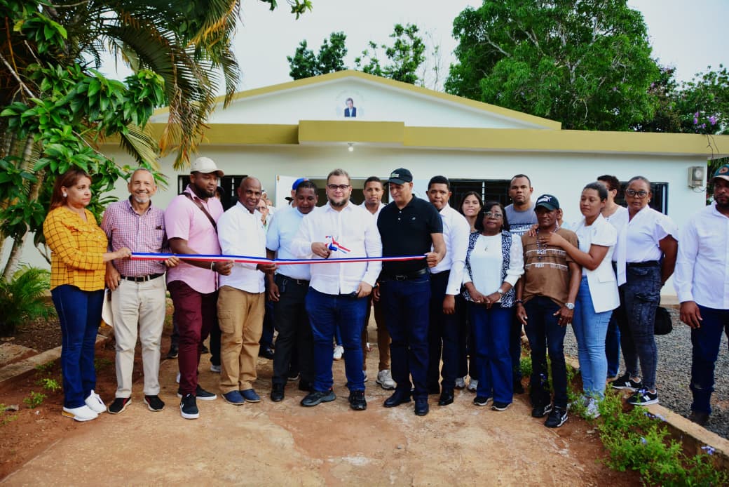 Director del FEDA, Hecmilio Galván, entrega remozamiento del Centro Comunal El Valle