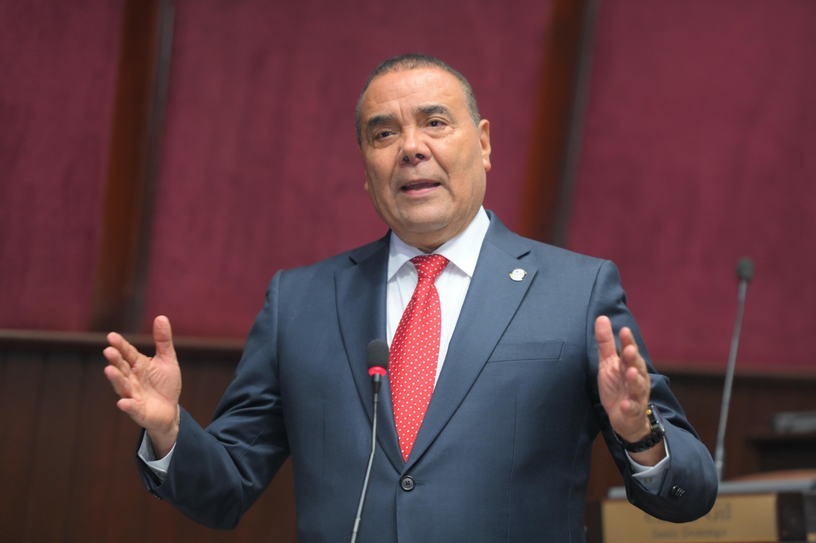 Diputado Alcibíades Tavárez advierte deuda pública sobrepasa los 72 mil millones de dólares: dice RD podría colapsar