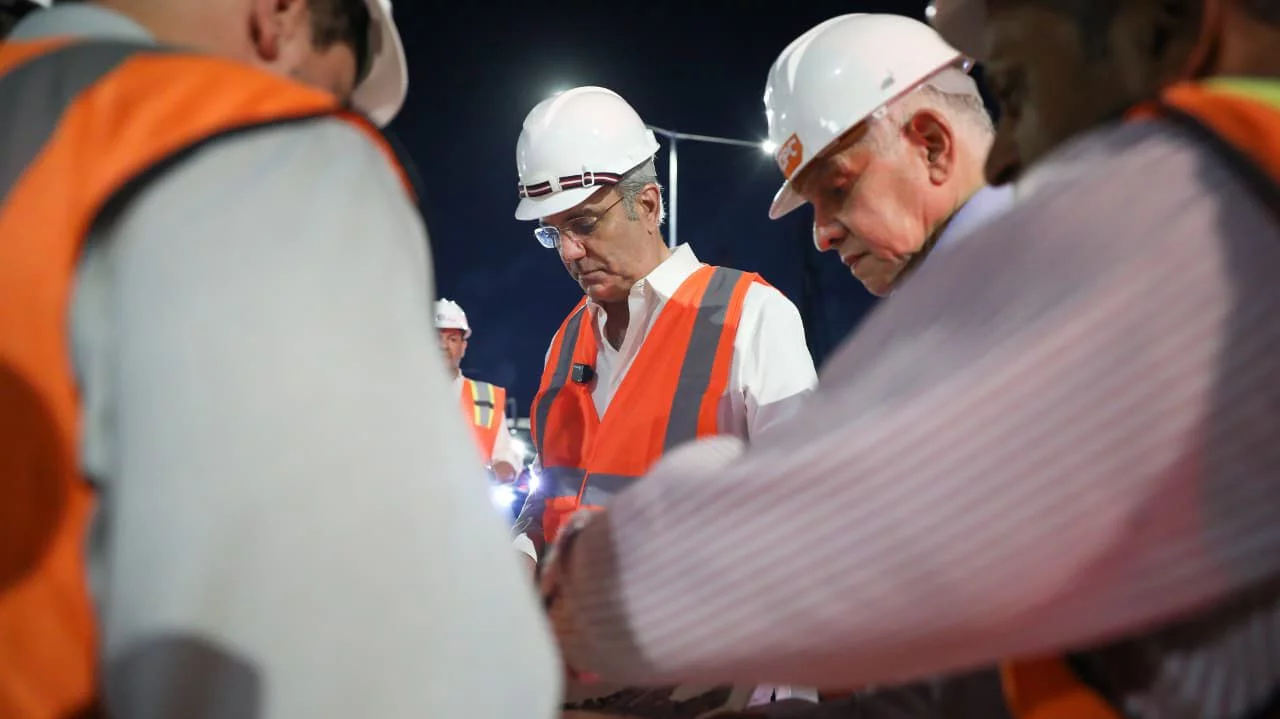Abinader supervisa en horas de la noche construcción del paso a desnivel en la 27 de Febrero