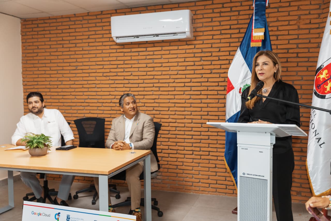 Carolina anuncia 250 becas de Google para estudiar inteligencia artificial y análisis de datos en Centro Futuro