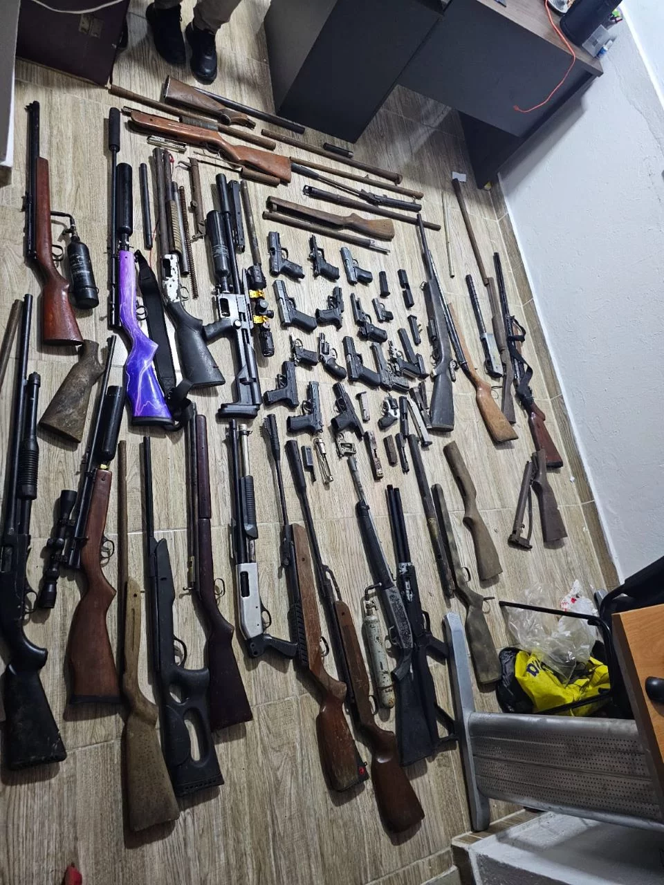 Desmantelan armería clandestina en San Cristóbal; Policía incauta 33 armas de fuego