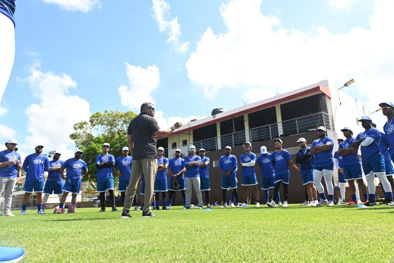 Valdez, Espino y López encabezan entrenamientos de los Tigres del Licey rumbo a la temporada 2025-26