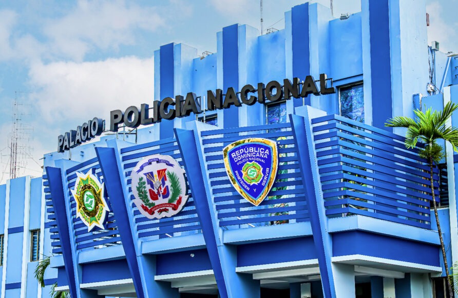 Policía frustra intento de tráfico fronterizo: recupera jeepeta robada y detiene a tres implicados