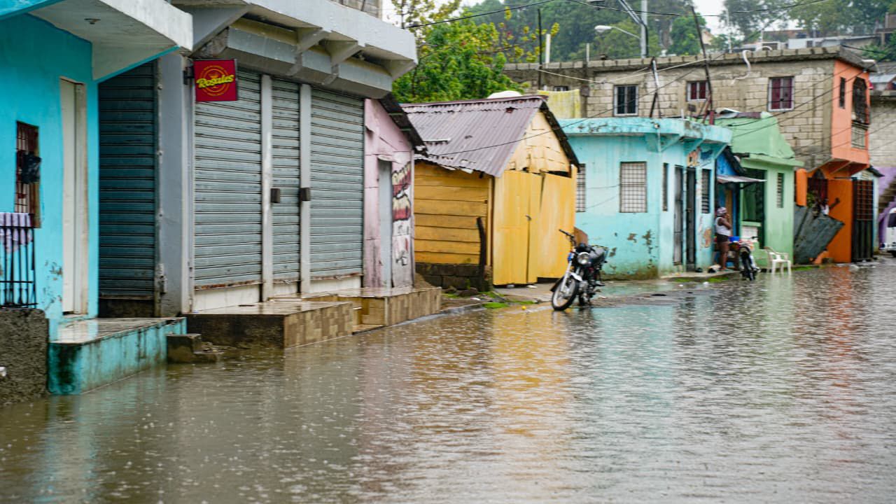 Inundaciones paralizaron calles y negocios en Las Lilas de Los Tres Brazos