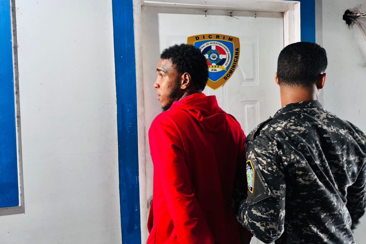 Se entrega joven implicado en violento atraco contra mujer en Santiago