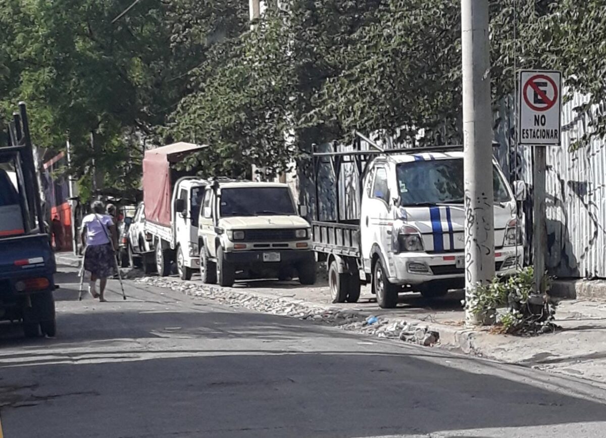 Caos peatonal en Santo Domingo: basura y aceras bloqueadas ponen en riesgo a la ciudadanía