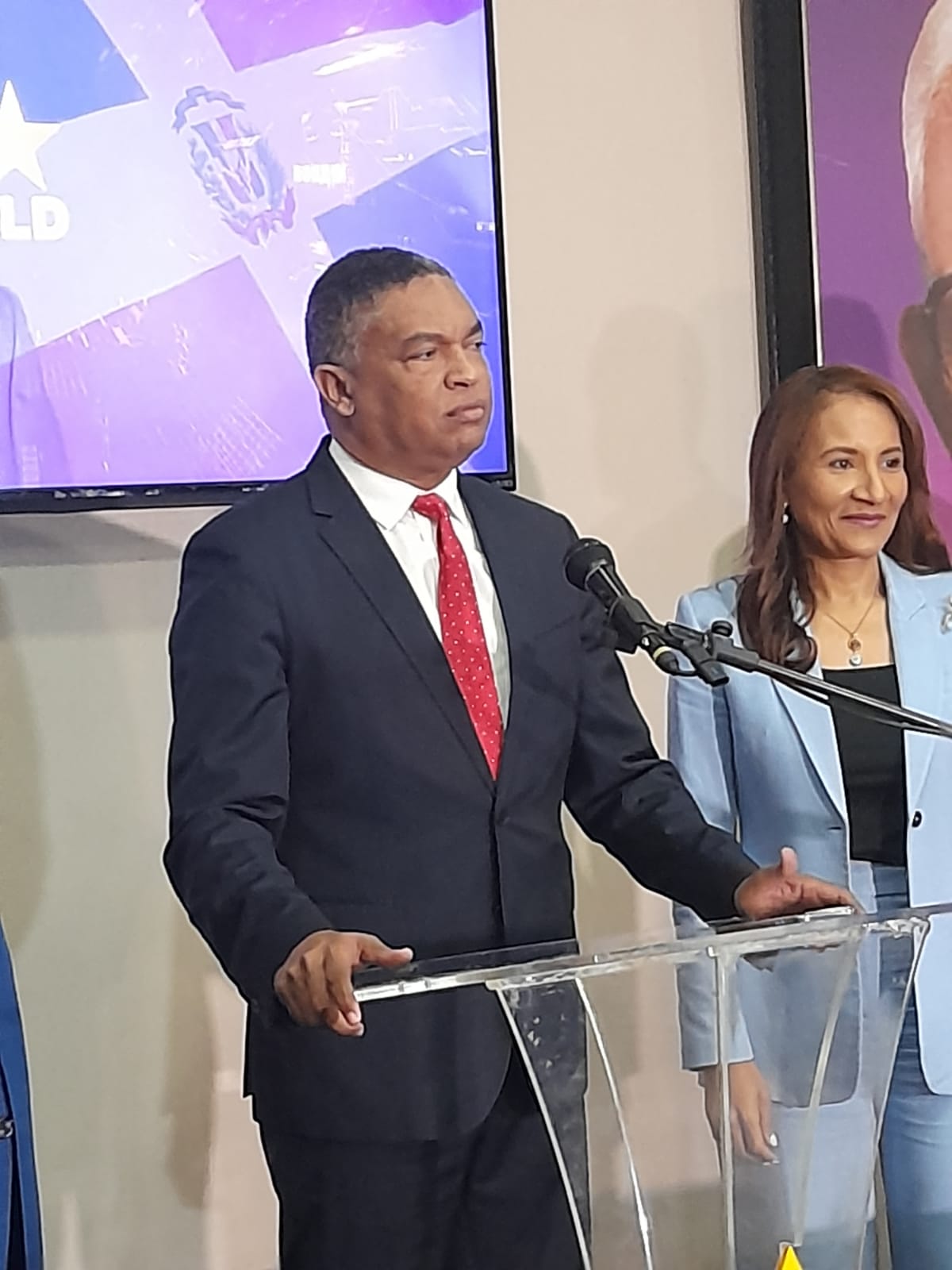 Yván Lorenzo pide a Abinader y Paliza dar explicación sobre la renegociación del contrato AERODOM