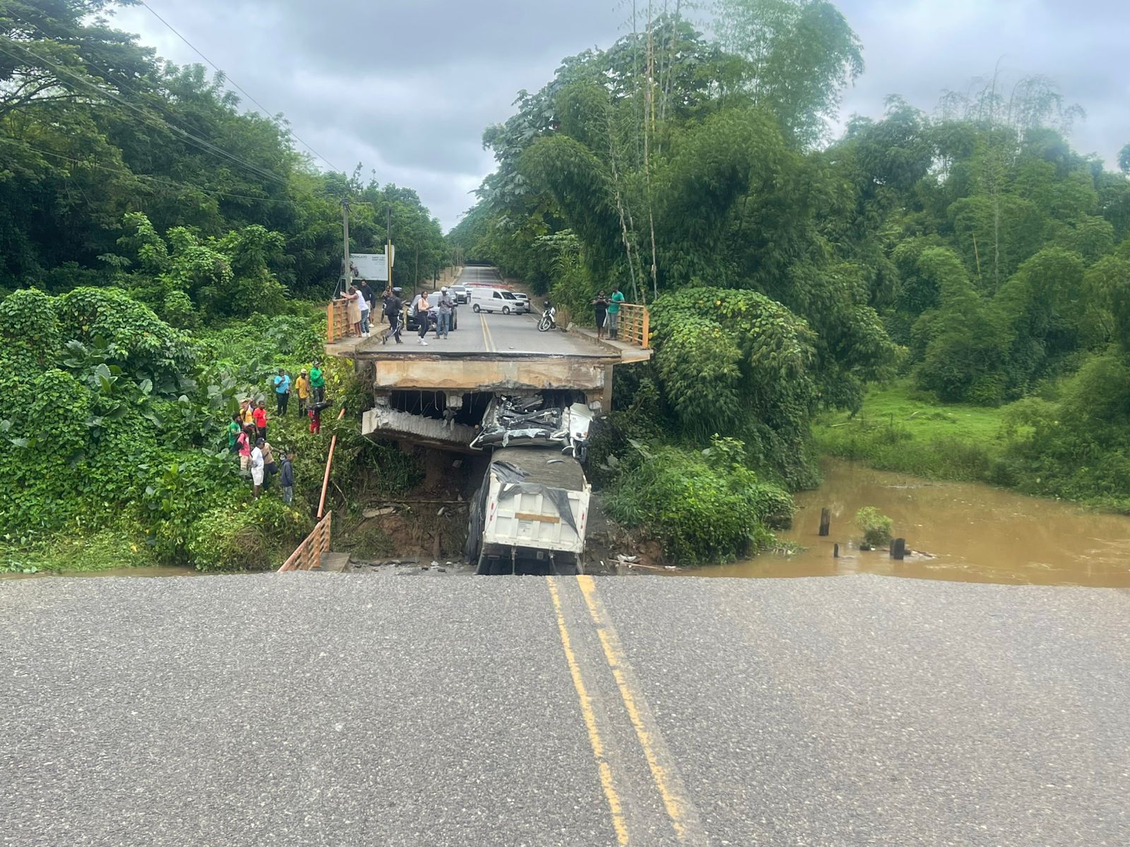 Colapsa puente sobre el río Ozama en Monte Plata y deja comunidades incomunicadas