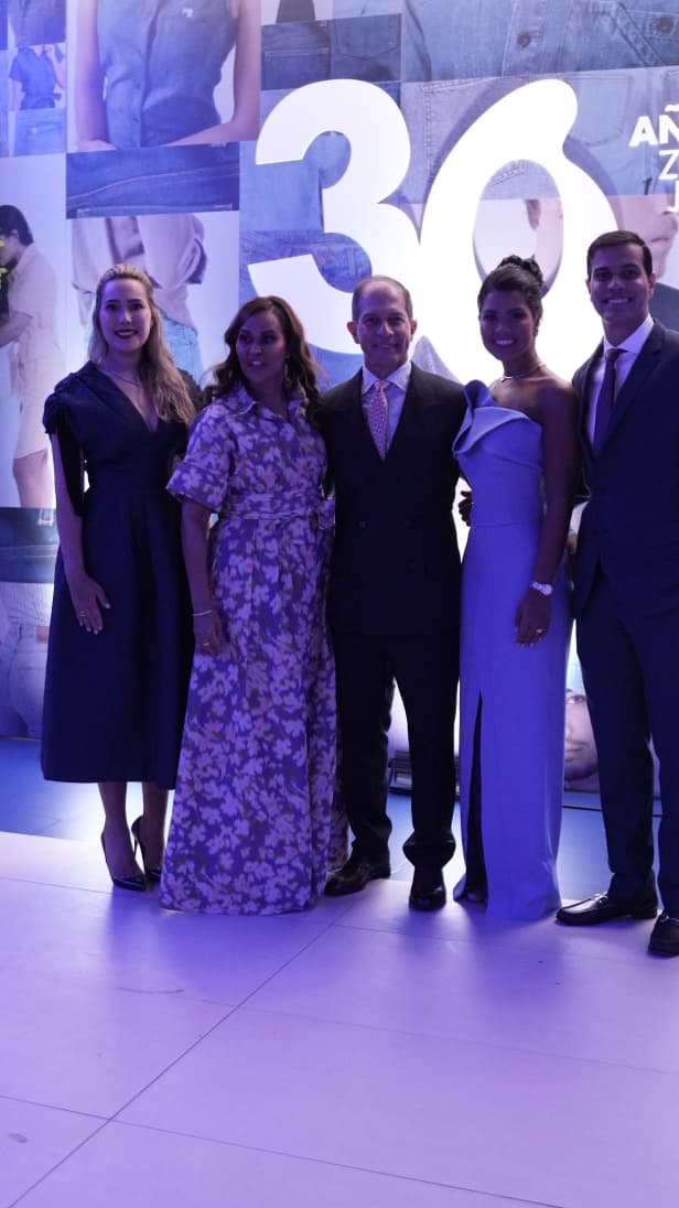 Zebú Jeans celebra 30 años de presencia en República Dominicana con emotivo homenaje