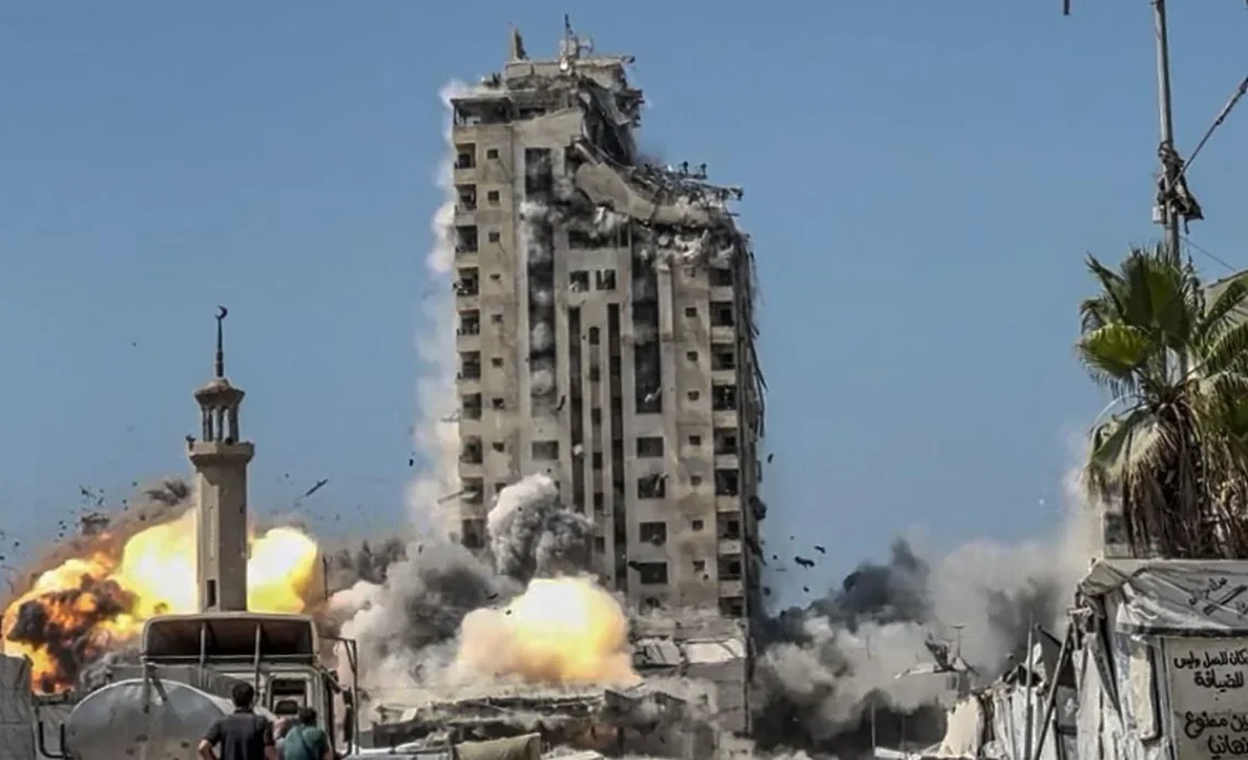 Israel derriba torre residencial en Gaza tras advertir que “se abren las puertas del infierno”
