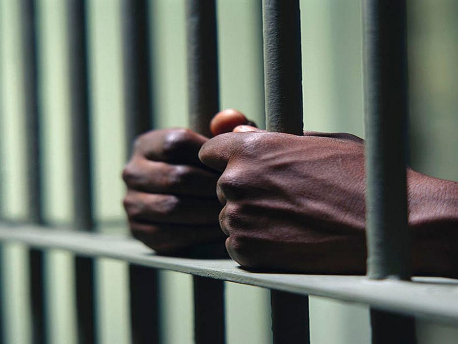 Tribunal impone tres meses de prisión preventiva a cinco jóvenes por violación grupal a menor en Los Tres Brazos