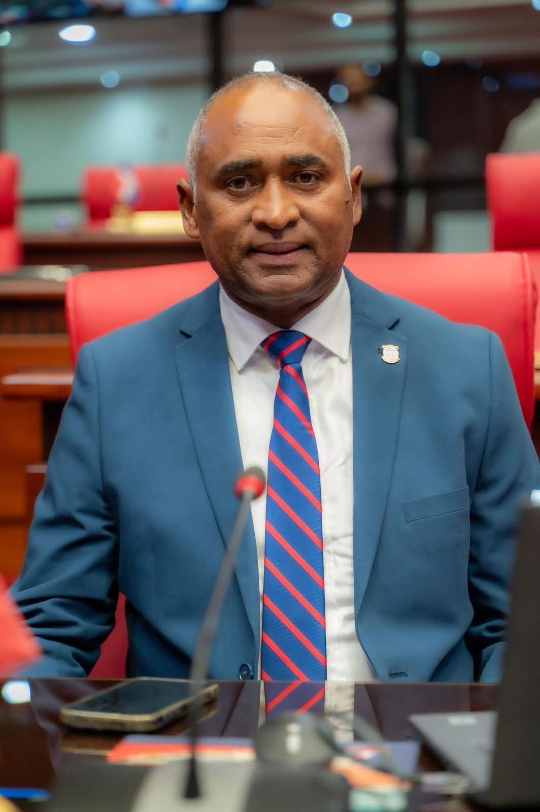 Senador Julito Fulcar impulsa donación de terrenos para familias de Salinas en Baní