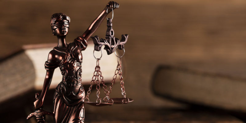 Aplazan audiencia de coerción contra cinco jóvenes acusados de violar a menor en Los Tres Brazos