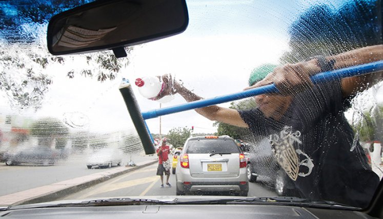 Alcaldía del DN y Policía Nacional retiran limpiavidrios y vendedores de importantes intersecciones