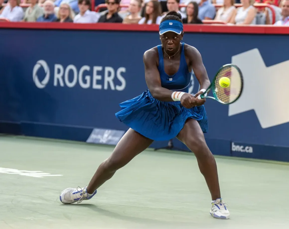 ¿Quién es Victoria Mboko, la joven de 18 años que derrotó a Naomi Osaka y ganó su primer título en el Abierto de Canadá?