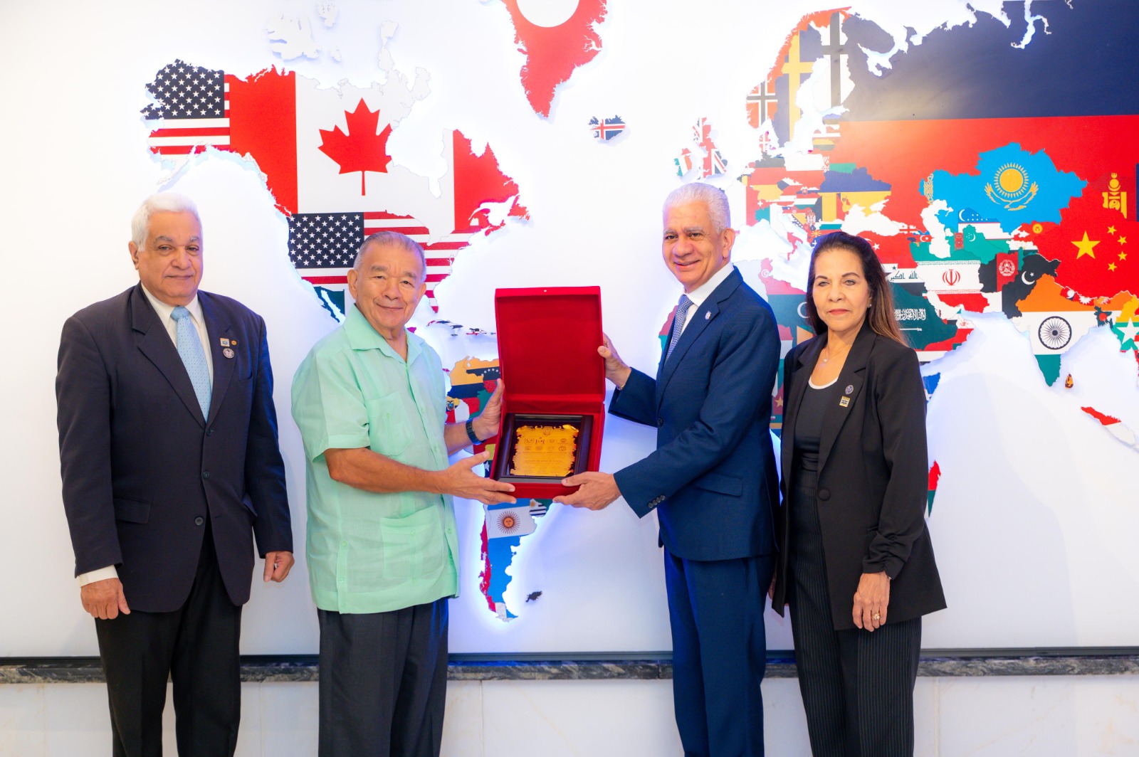 Presidente del Senado recibe reconocimiento en el marco de la XXVIII Cumbre Mundial de Empresa y Educación