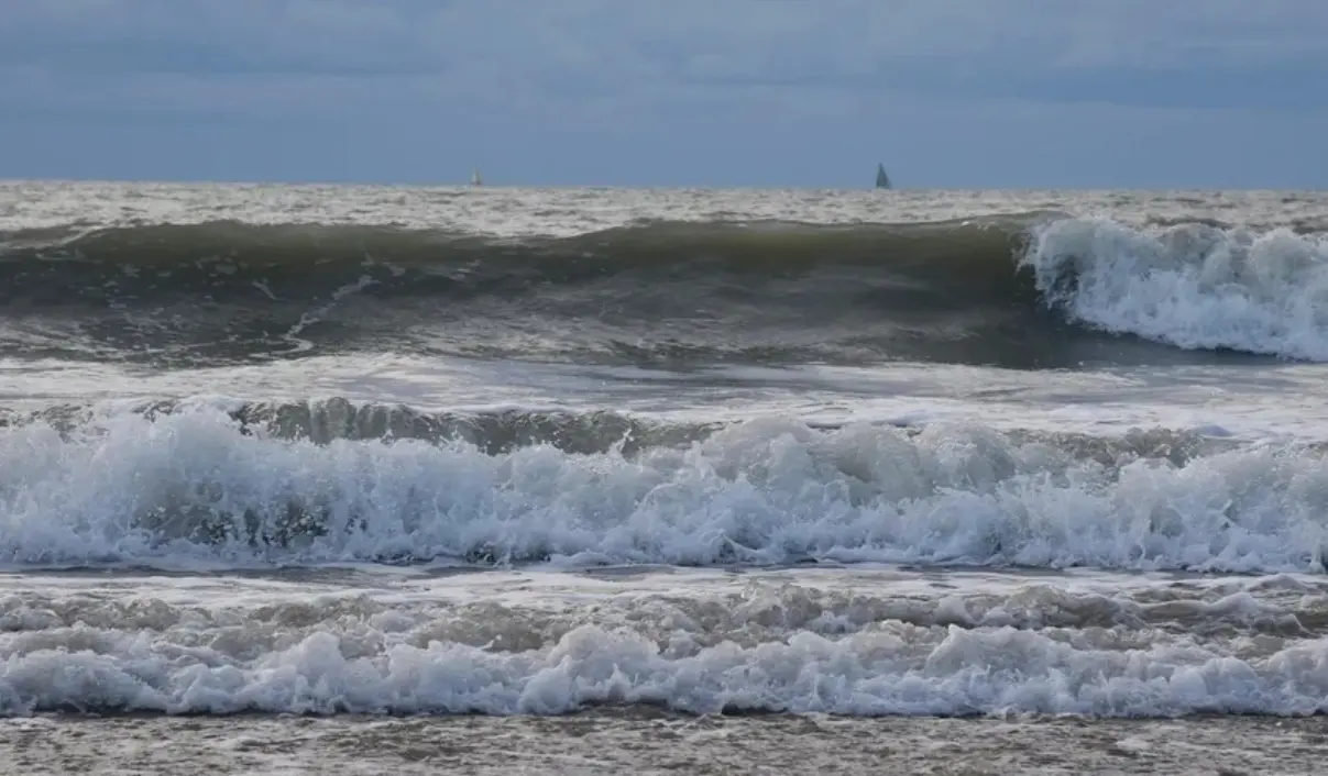 COE emite alerta por oleaje peligroso: cierran playas en la costa Atlántica
