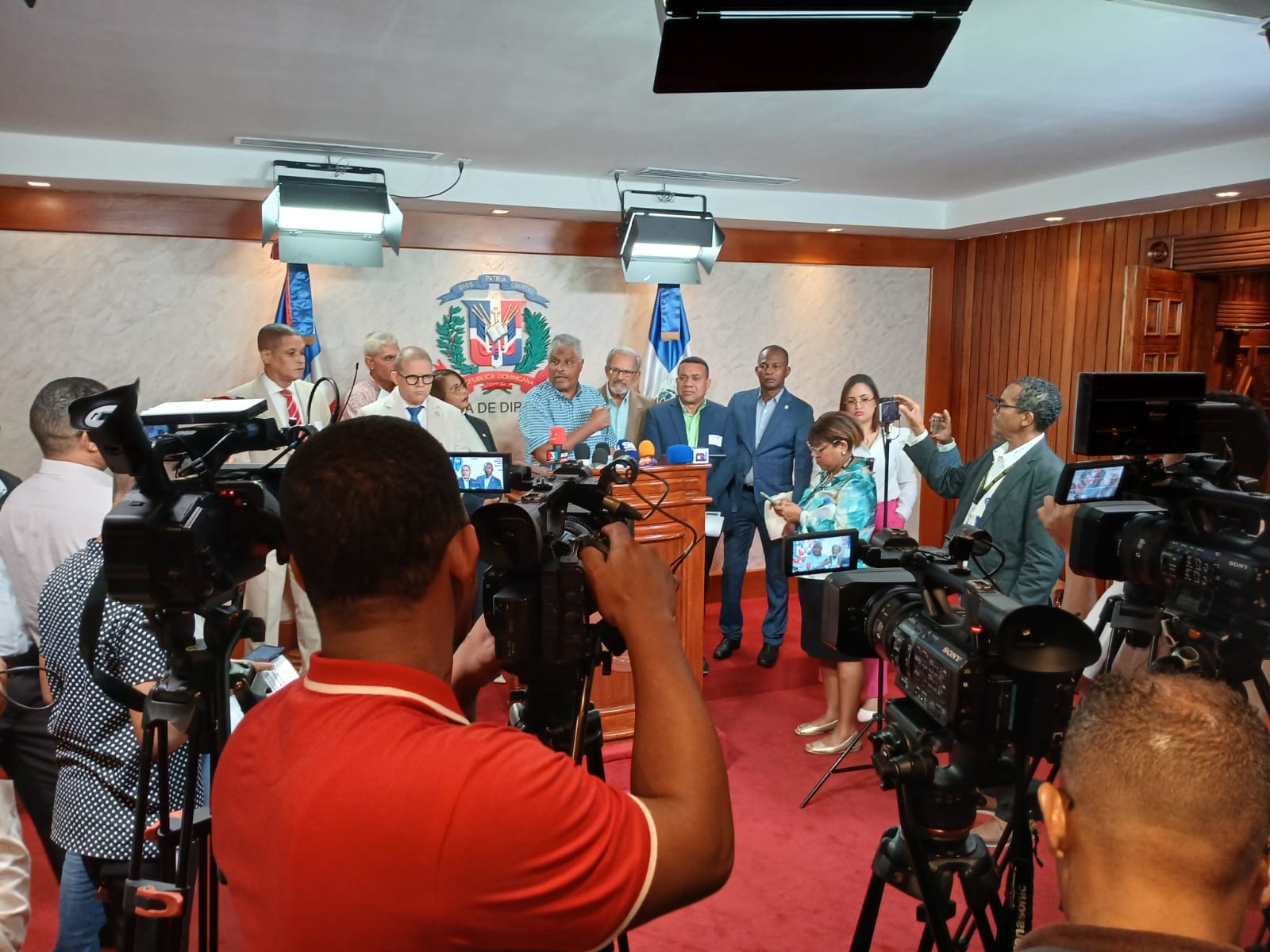 Diputada Nurca Nieves y comunitarios de Azua exigen salida inmediata de barcazas instaladas en zona protegida de Los Negros