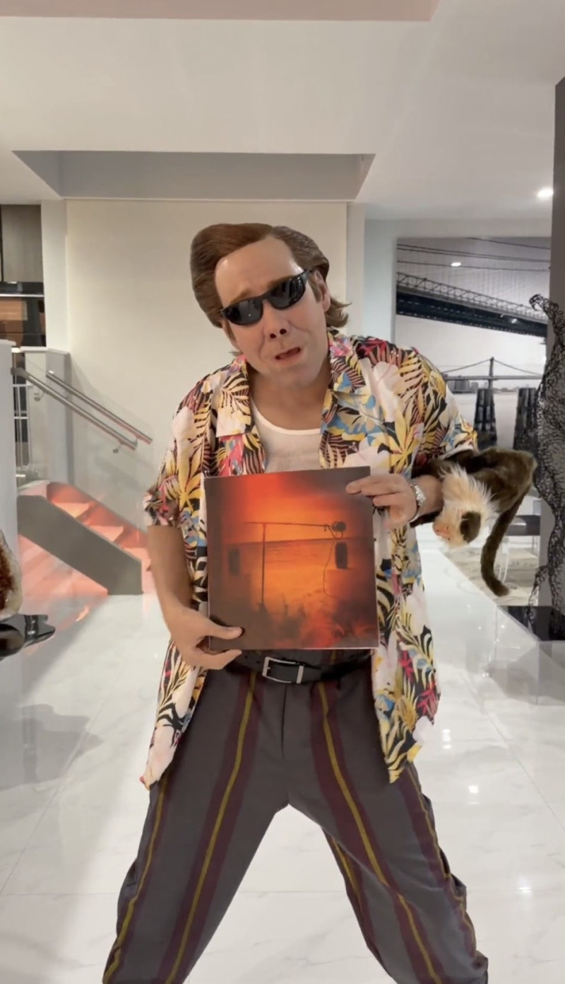 Romeo Santos sorprende a fanáticos disfrazado de Ace Ventura por Halloween y anuncia nuevo álbum.