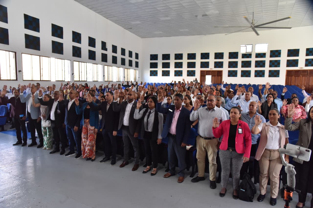 Ministerio de Educación juramenta comisiones distritales para la Evaluación del Desempeño Docente 2025