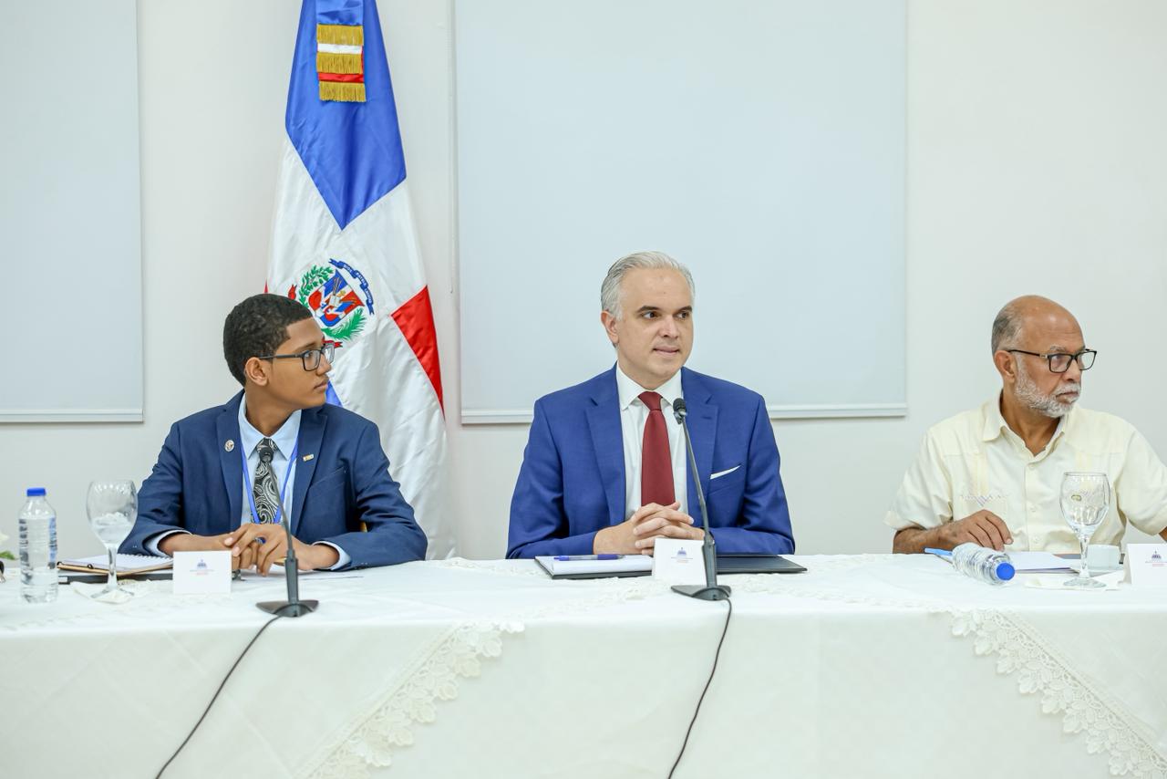 Ministro Luis Miguel De Camps impulsa unidad nacional por la calidad educativa con la "Mesa de los cinco pilares"