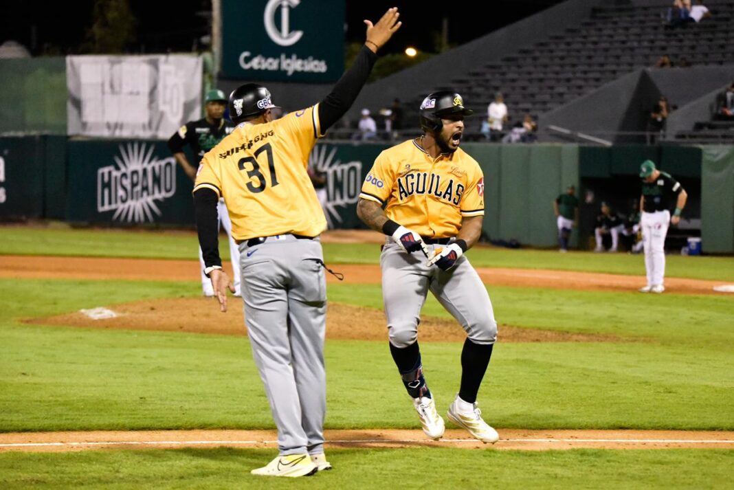 Águilas remontan espectacularmente y vencen 9-8 a las Estrellas en San Pedro.