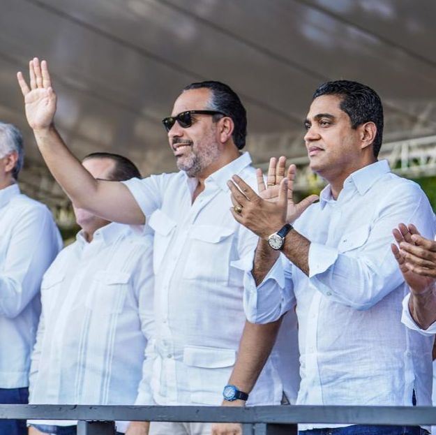 Ministro Kelvin Cruz felicita a Alberto Rodríguez por el éxito de los juegos escolares 2025.