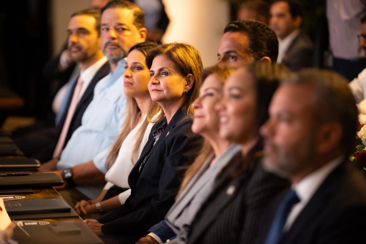 Raquel Peña encabeza la 9na Mesa Nacional de la Vivienda junto a ACOPROVI y reafirma el compromiso del Gobierno con el sector construcción.