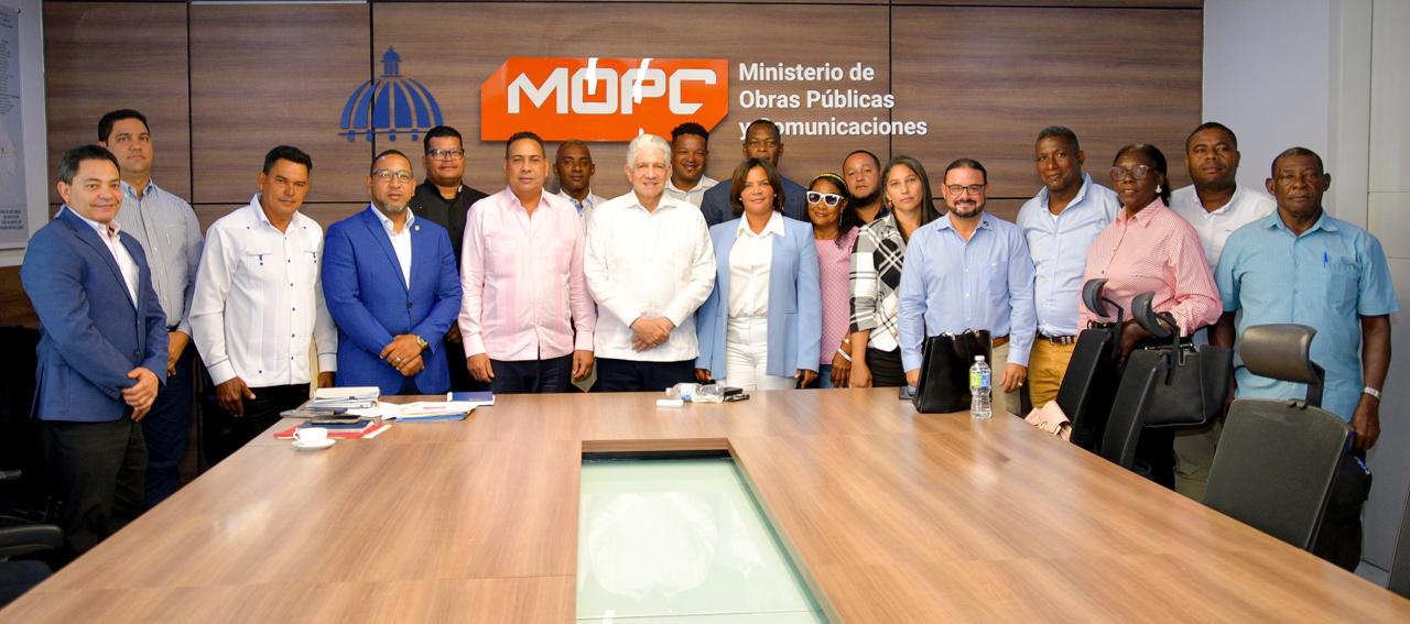 Senador Pedro Tineo encabeza reunión con ministro de Obras Públicas para buscar soluciones a problemáticas viales de Monte Plata.