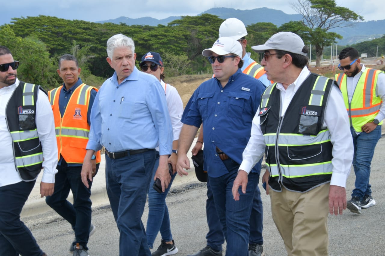 Gobierno impulsa avances en la construcción de las circunvalaciones de Navarrete y Moca.