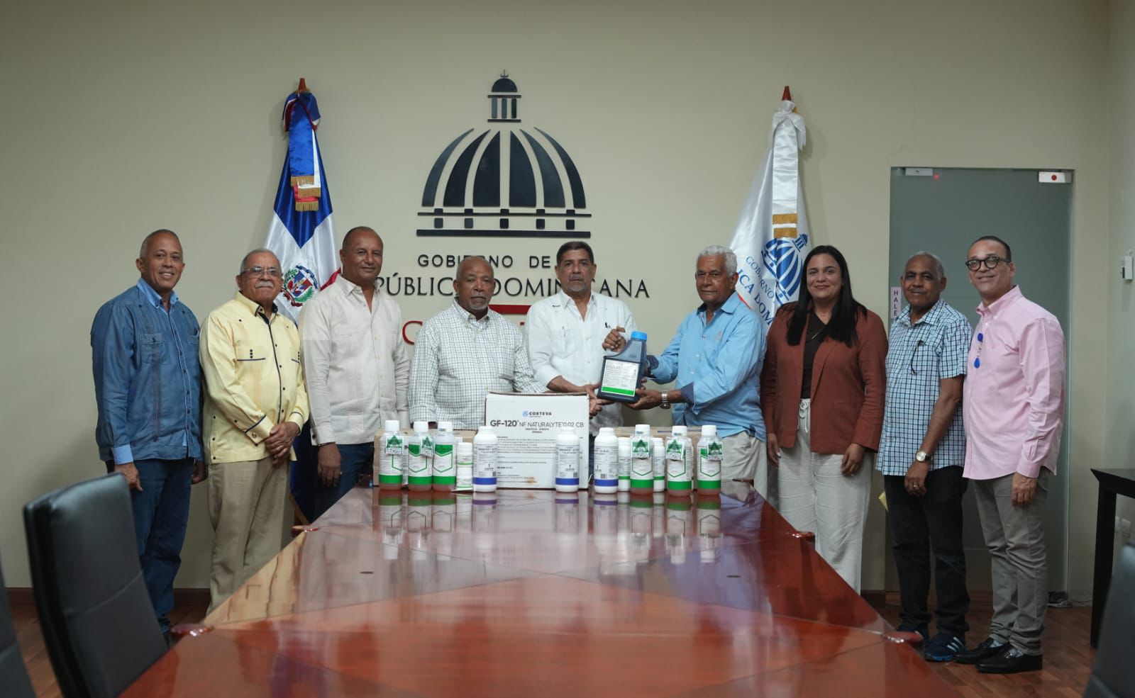 Ministro Limber Cruz entrega productos fitosanitarios a clústeres de mango y aguacate para fortalecer la producción nacional.
