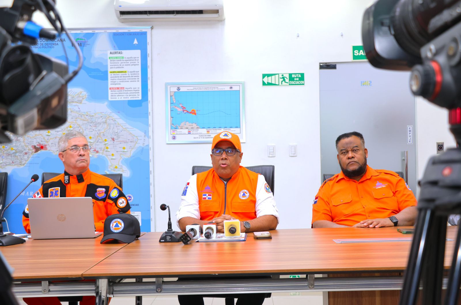 Defensa Civil activa provinciales ante posible paso de tormenta tropical Melissa sobre el país.