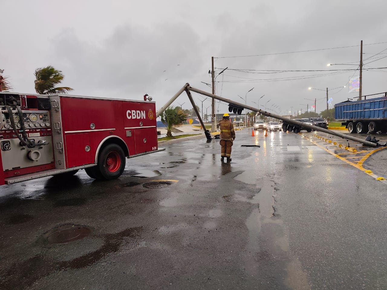 Alcaldía del DN, Intrant y el Cuerpo de Bomberos del DN se encuentran retirando semáforo caído en el malecón.