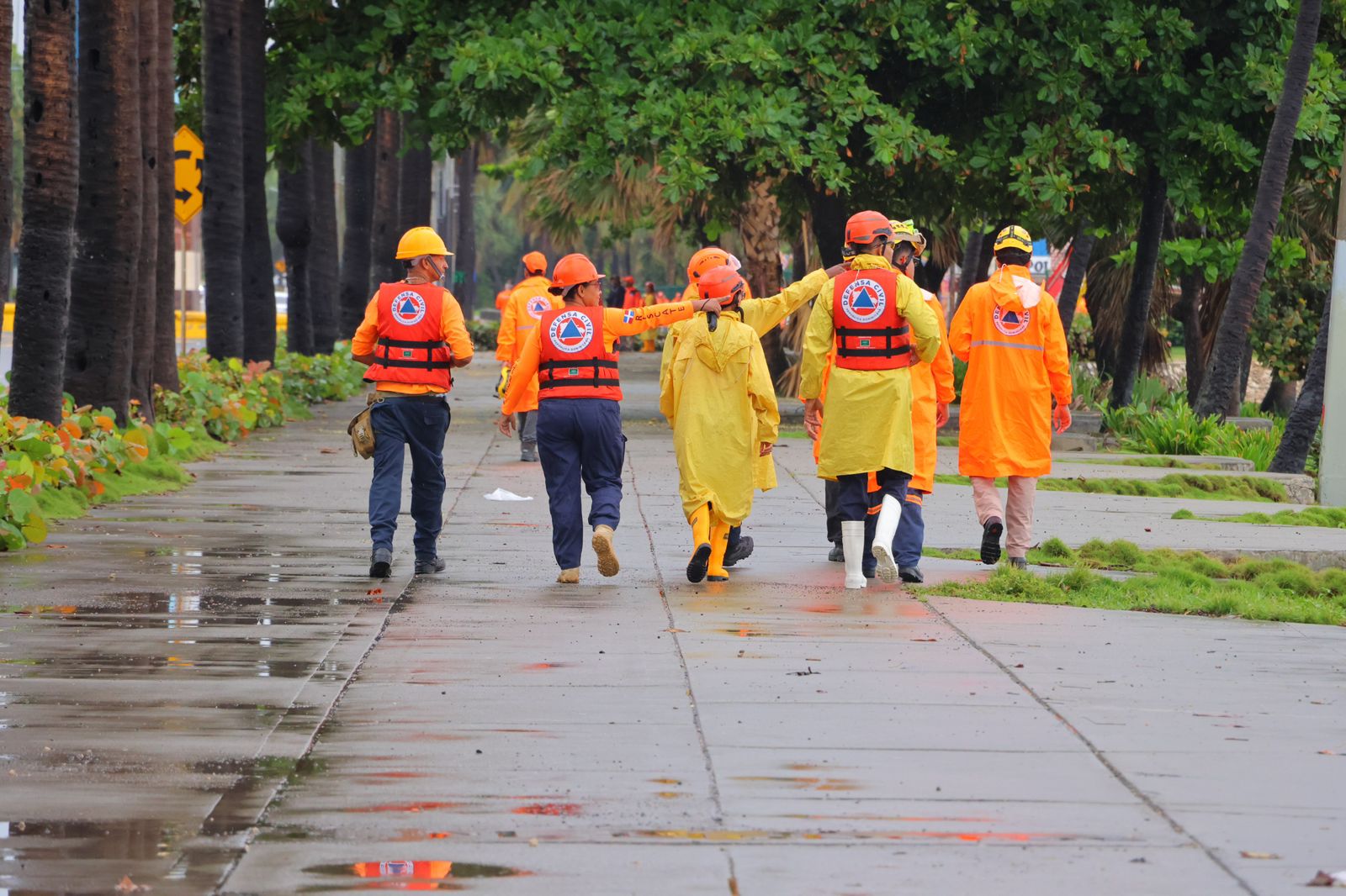 Defensa Civil en labores preventivas DN; evacúa personas en el Malecón por efectos de Tormenta Melissa.