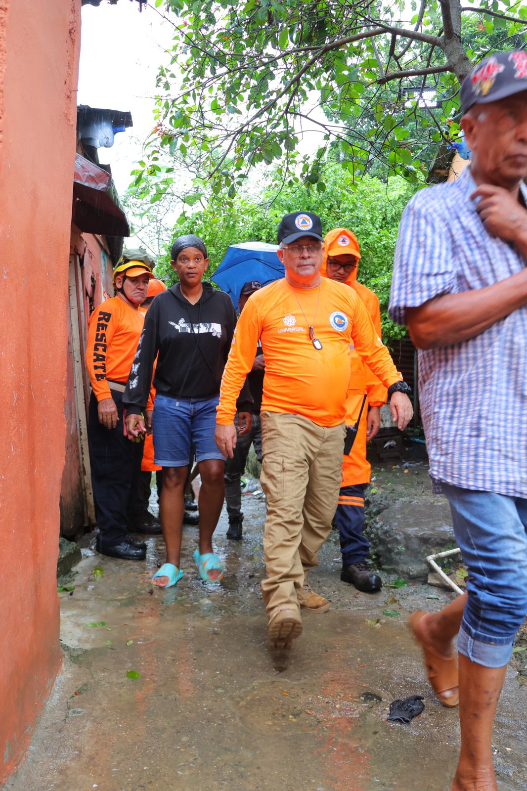 Defensa Civil coordina ayudas para albergados en el Túnel del Capotillo.