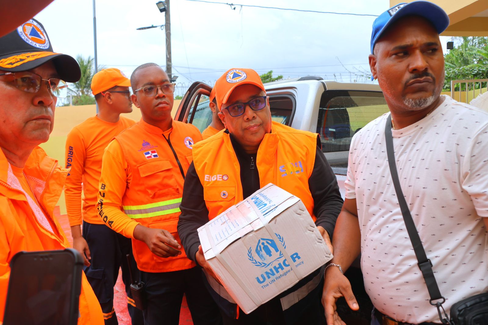 Defensa Civil y ACNUR entregan kits de cocina y alimentos a familias albergadas y afectadas por huracán Melissa.