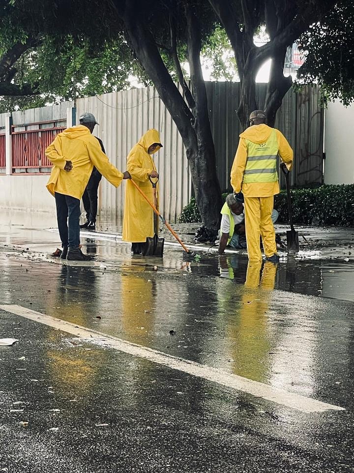 Alcaldía del Distrito Nacional extiende los trabajos para mitigar lluvias del huracán Melissa.