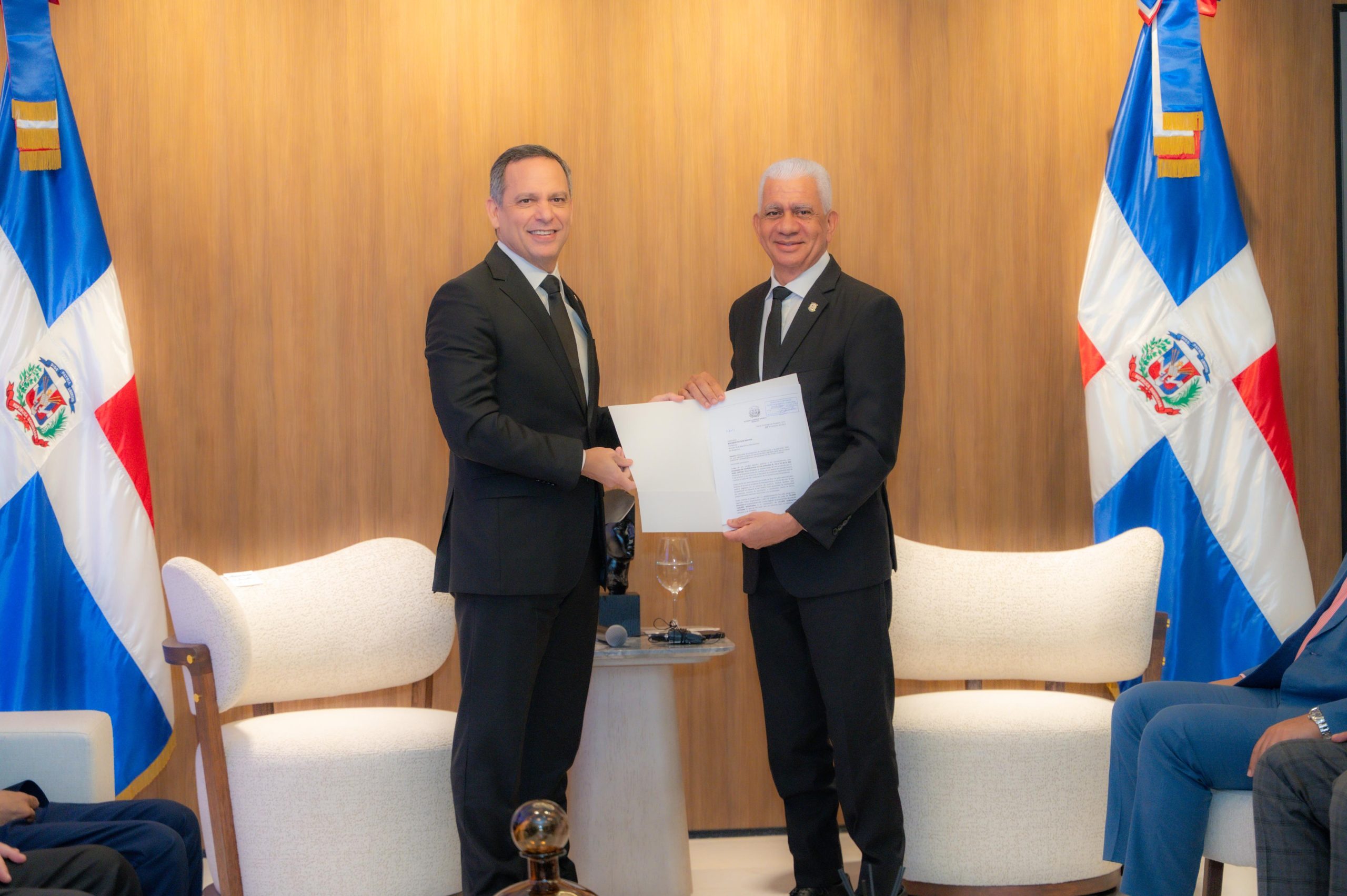 Presidente del Senado recibe de la Suprema Corte de Justicia (SCJ) proyecto que actualiza Ley de Uso de Medios Digitales.