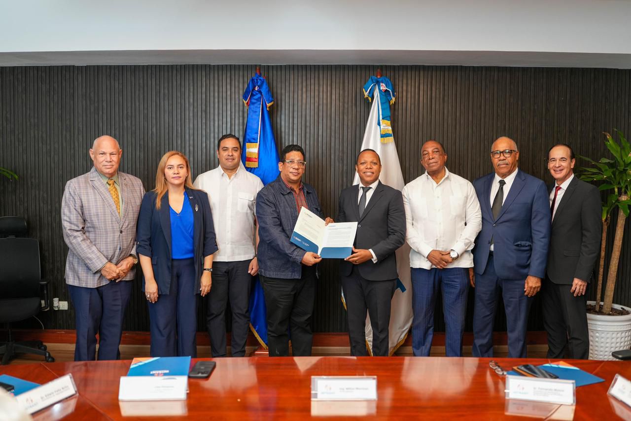 Carlos Pimentel y Veedores validan transparencia en licitación del nuevo sistema de licencias de conducir del INTRANT.