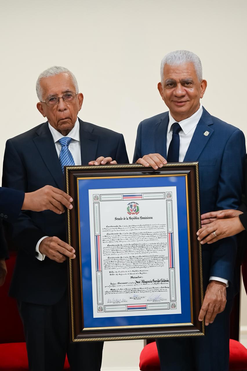 Senado reconoce al doctor José Garrido Calderón por su destacada trayectoria y valiosos aportes en beneficio de la medicina en el país.