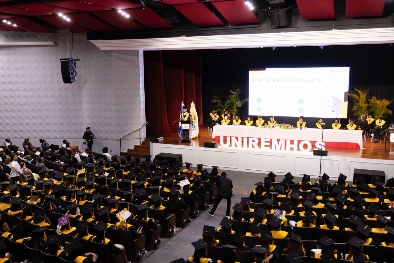 UNIREMHOS gradúa 540 profesionales de grado y postgrado.