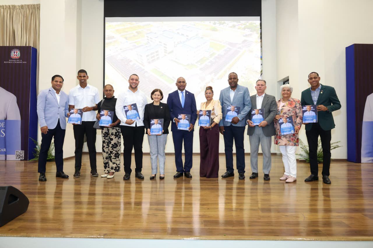 Julito Fulcar rinde cuentas ante multitudinario acto en Baní y presenta el Plan Estratégico de Desarrollo Sostenible de Peravia.