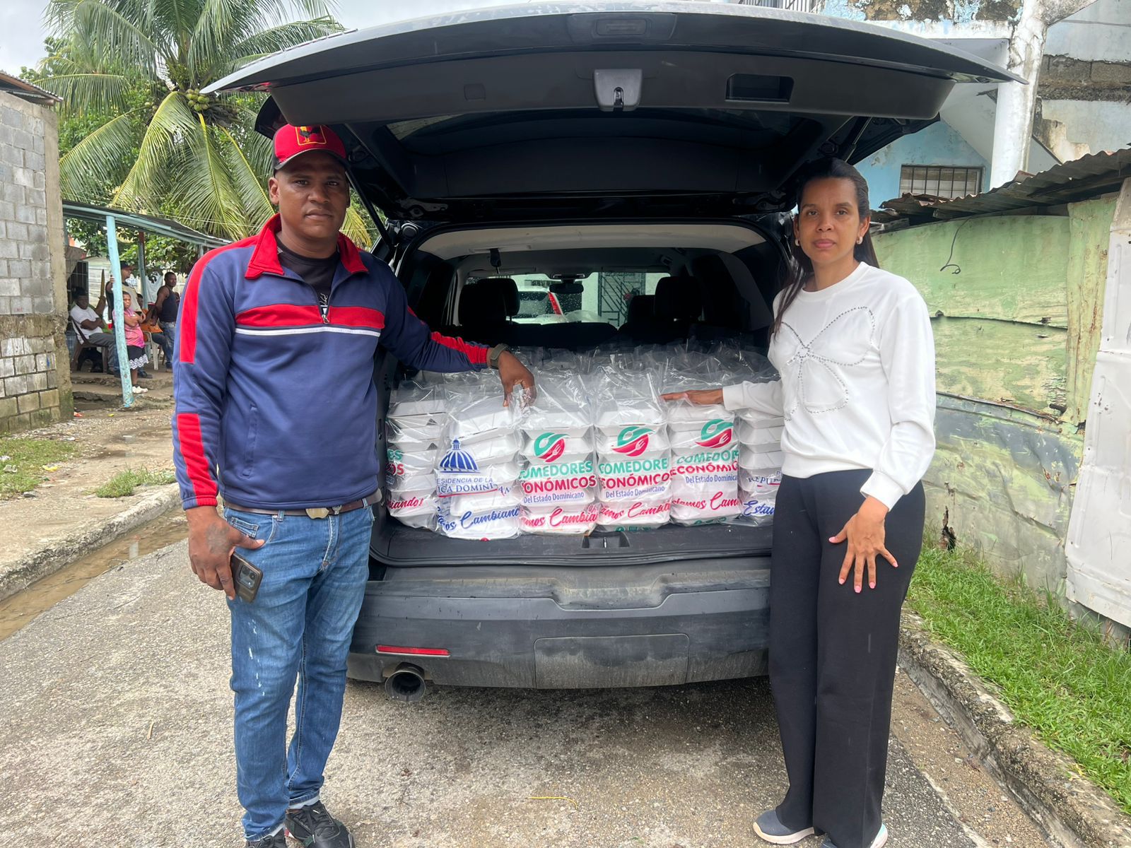 Diputada Patricia Núñez auxilia a familias afectadas por la tormenta Melissa en Santo Domingo Norte.