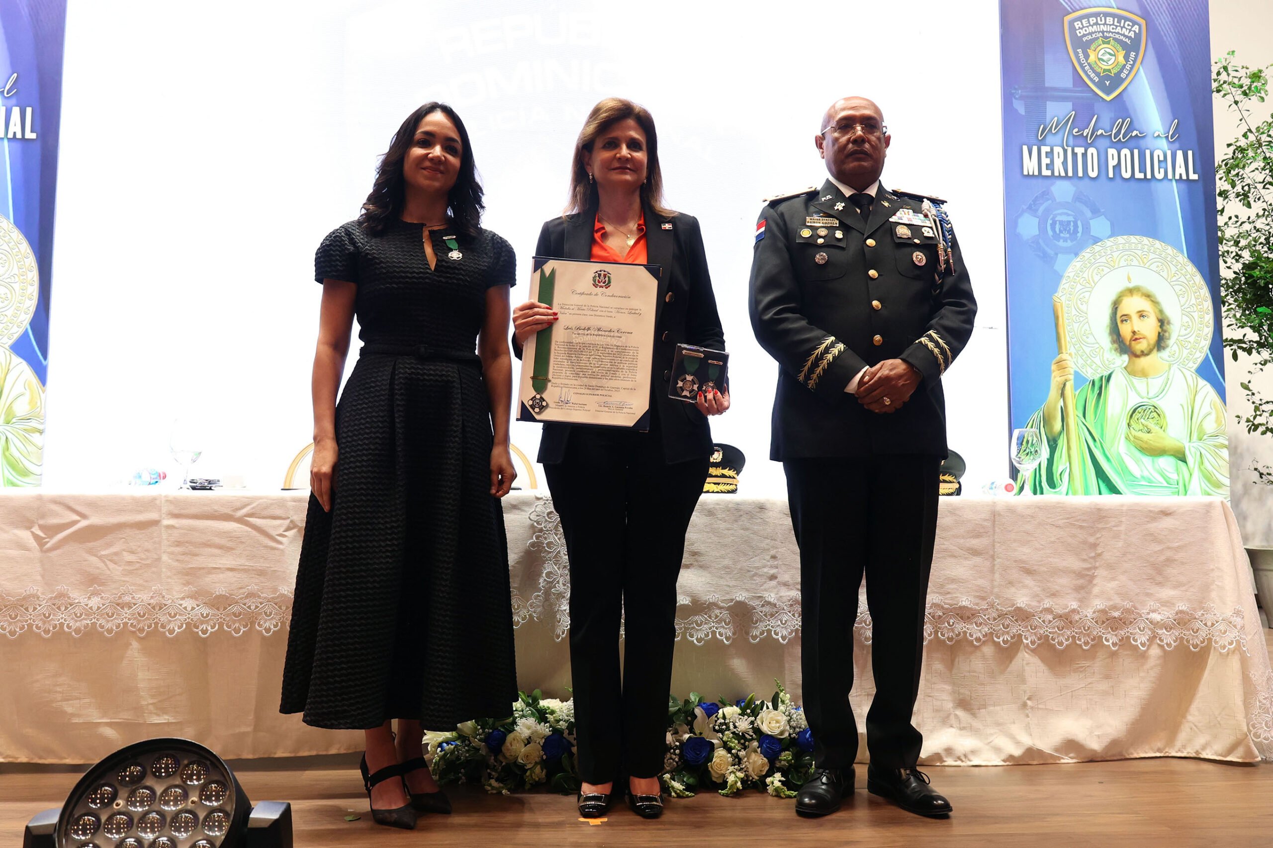 La ministra @farideraful, participó en la ceremonia de entrega de la Medalla al Mérito Policial