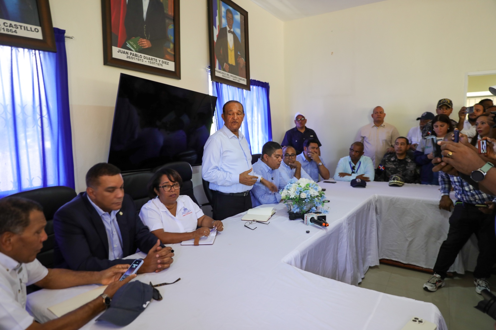 Senadores realizan descenso en Barahona y escuchan preocupaciones de pescadores por disminución caudal