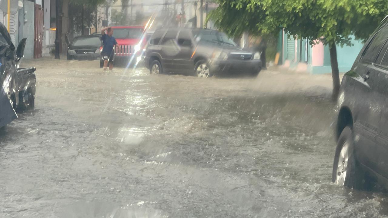 Lluvias torrenciales inundan calles céntricas de Santiago y reactivan reclamos ciudadanos por drenaje urbano